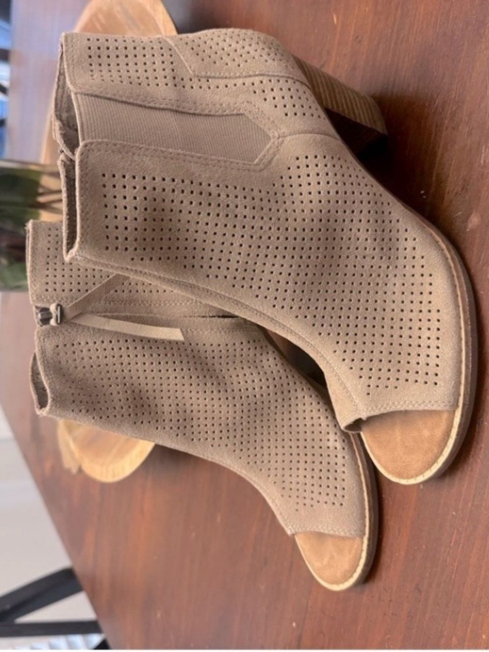TOMS Suede Heeled Ankle Boots Open Toe Taupe Tan Gray Size 8 Perforated Bohemian - Picture 4 of 11